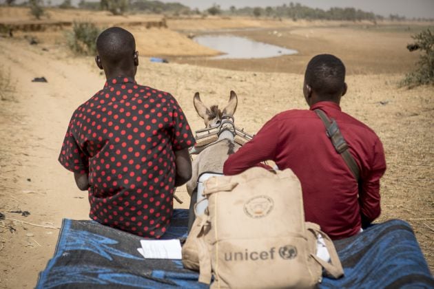 Un equipo de vacunación se dirige en un carro tirado por burros para llegar hasta los niños de la aldea remota de Mopti en Mali.