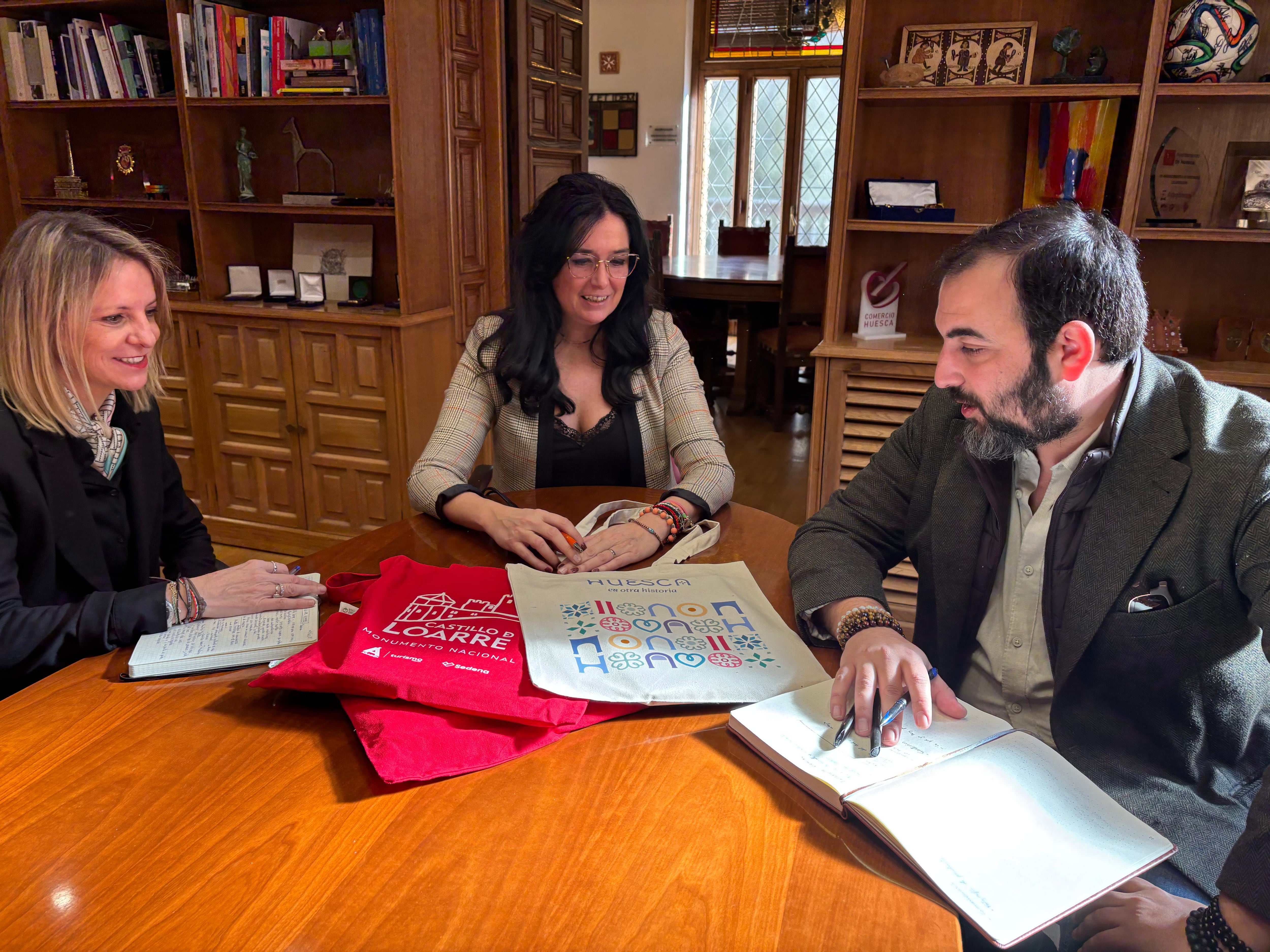 Representantes del Ayuntamiento de Huesca y del Castillo de Loarre mantenían una reunión