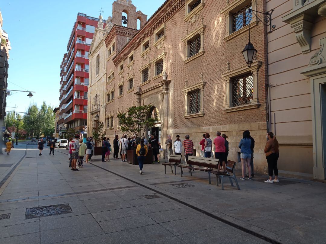 Las colas para acceder a Agustinas Canónigas se están convirtiendo en un clásico en Palencia