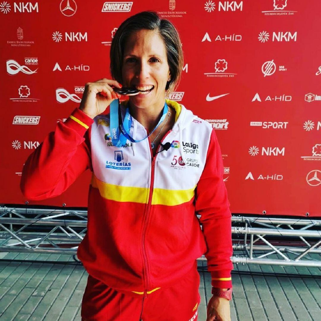 Teresa Portela muerde su medalla de bronce