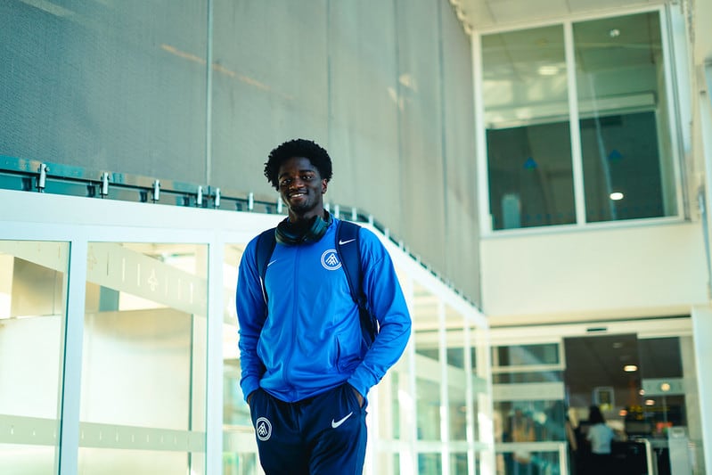 Assane Ndiaye ahir a l&#039;aeroport, direcció Lugo. Té moltes opcions d&#039;entrar en l&#039;onze titular.