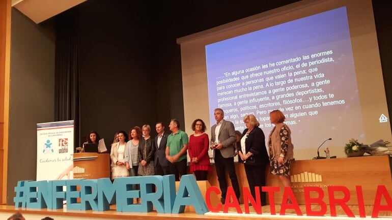 La junta directiva del colegio de enfermería entregando a Carles Fancino el Premio Candil.