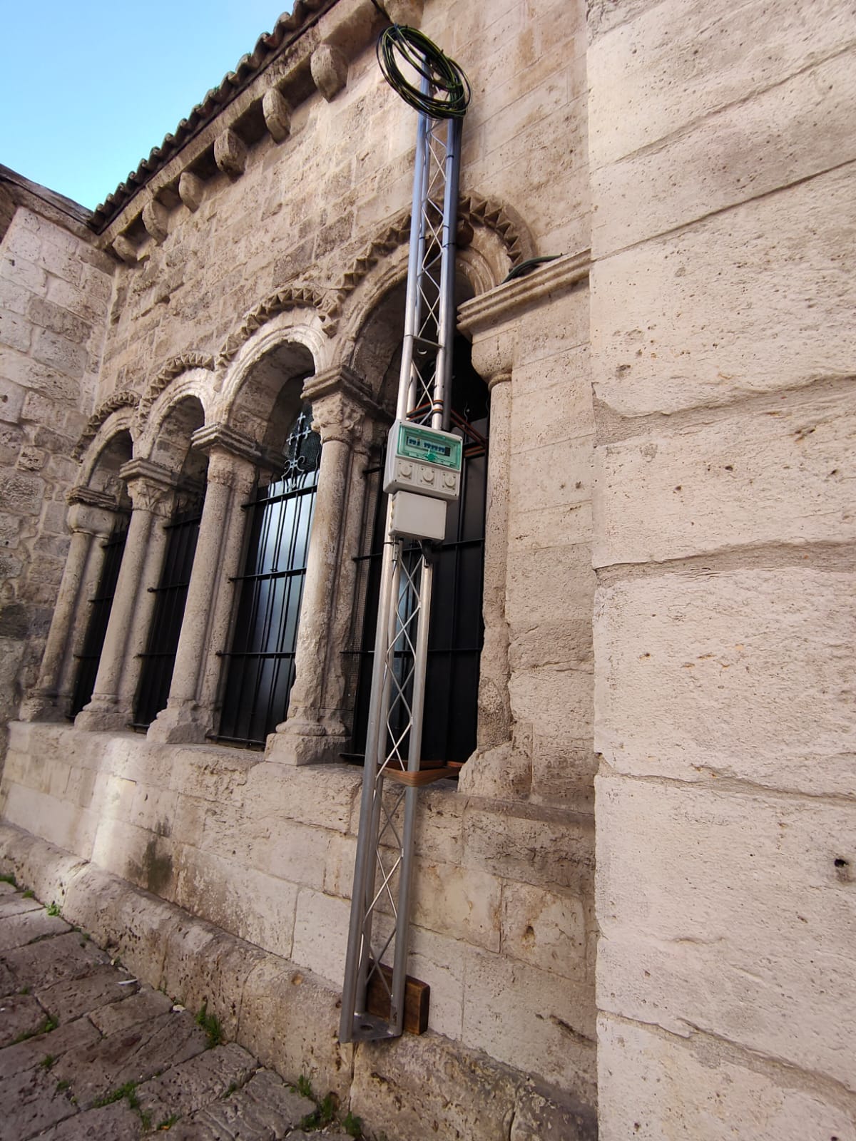 La Asociación por el Patrimonio de Valladolid denuncia el anclaje de una torreta de luz a la fachada de la iglesia de la Antigua
