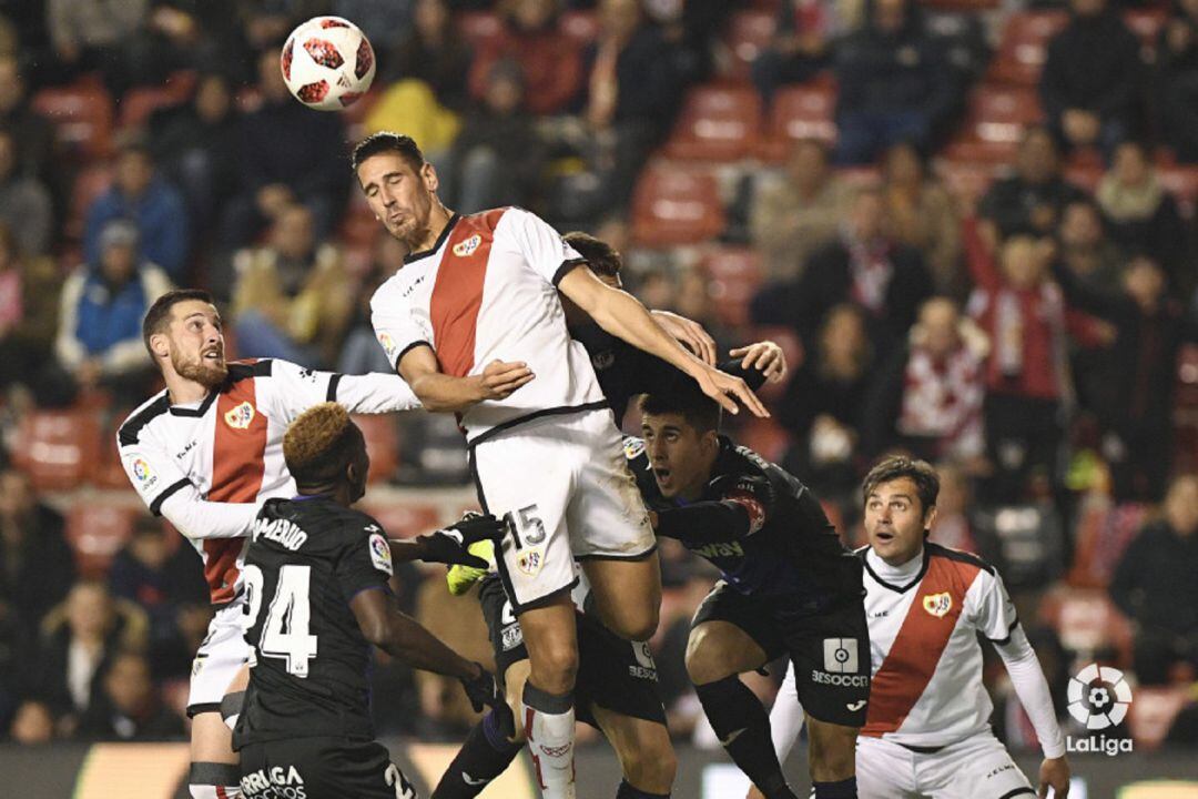 Álex Alegría (en el centro) intenta rematar de cabeza.