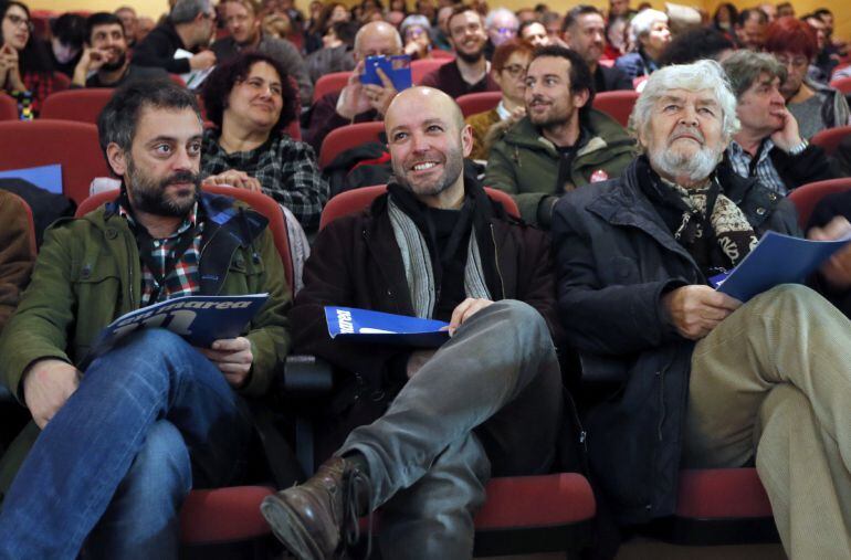 GRA077. SANTIAGO DE COMPOSTELA, 17-12-2016.- Los dirigentes de En Marea, Xulio Ferreiro, Luís Villares y Xosé Manuel Beiras durante la asamblea de la formación política que integra a Unidos Podemos, Anova y Esquerda Unida, que debate el reglamento y el do