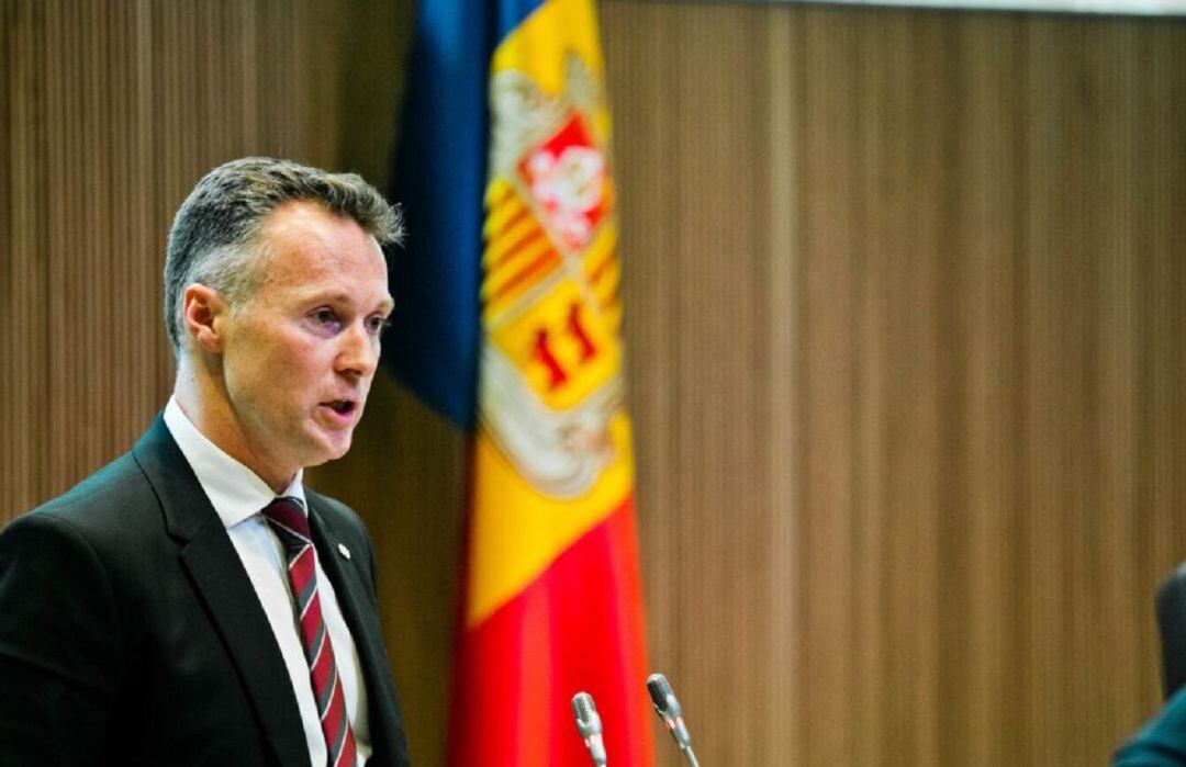 El president del grup parlamentari liberal, Ferran Costa, a la tribuna d'oradors del Consell General.