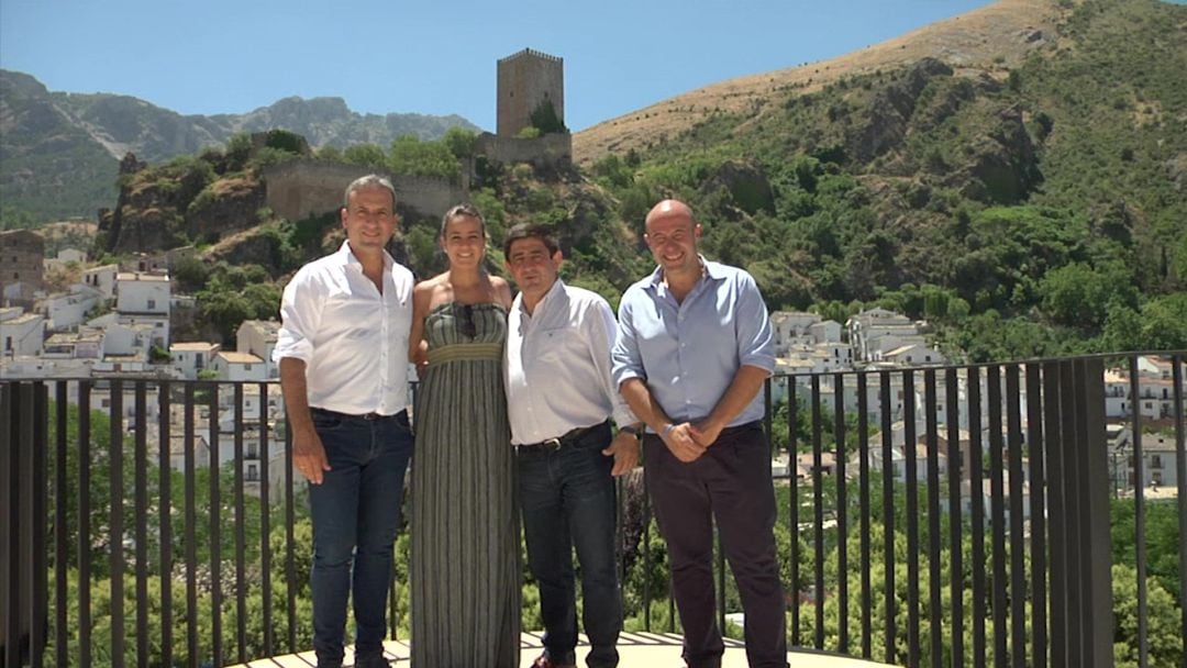 El alcalde de Cazorla,Antonio J.Rodriguez, concejala de cultura y turismo, Nuria Serrano, el presidente en funcines de la Diputación, Francisco Reyes y el teniente de alcalde, José Luis Olivares