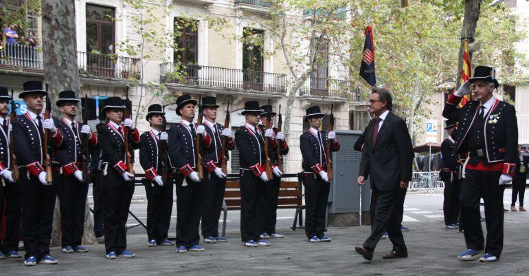 Arrenquen les tradicionals ofrenes florals al monument de Rafael Casanova