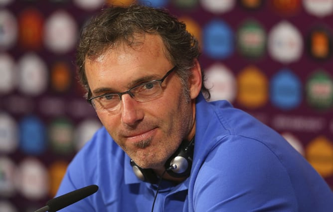 Laurent Blanc, durante una rueda de prensa en el Donbass Arena de Donetsk, Ucrania, el 22 de junio de 2012. Francia se enfrentará a España en un partido de cuartos de final de la Eurocopa 2012 el próximo 23 de junio.