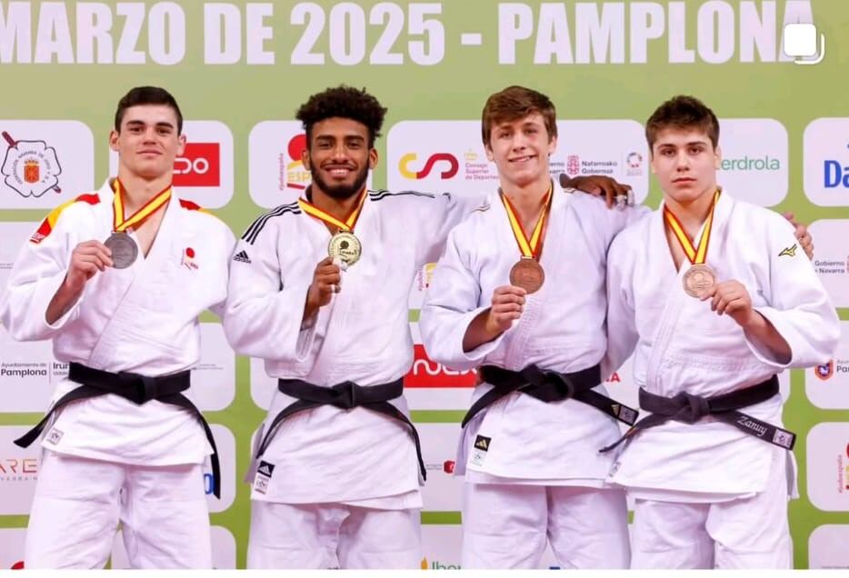 Sandro Pla con la medalla de bronce. Foto; CJ Binéfar