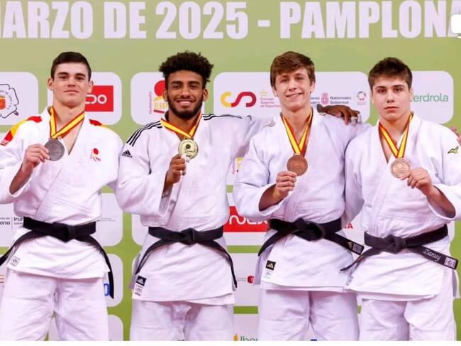 Sandro Pla con la medalla de bronce. Foto; CJ Binéfar