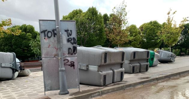 Imagen de los contenedores caídos por el suelo por la fuerza de la lluvia y el viento en Alcázar de San Juan