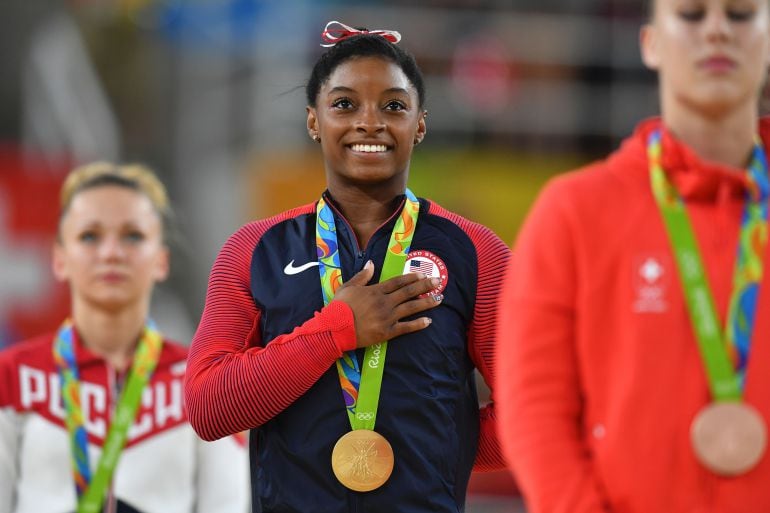 Simone Biles escuchando el himno de su país en los Juegos de Río de Janeiro 