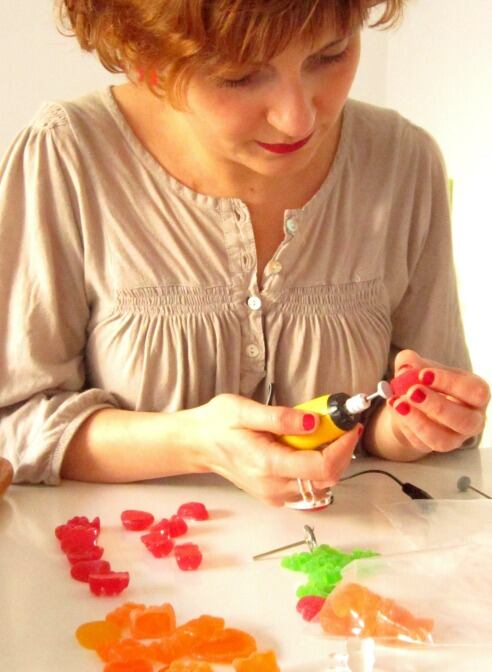 Norma Raventós en su taller de joyería