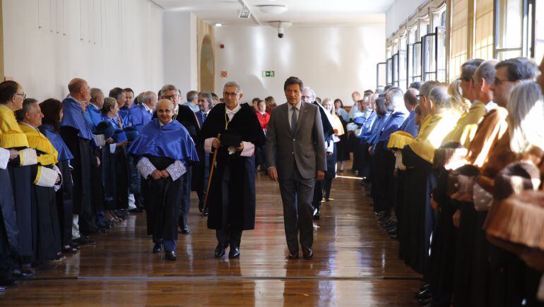 El rector de la Universidad de Oviedo, Santiago García Granda (centro) y el presidente del Principado, Javier Fernández (derecha) en el acto de inauguración del curso académico 2016- 2017.