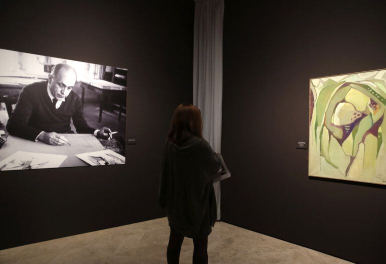 Una mujer contempla la obra &quot;Paisaje de Verano&quot;, de Francisco Bores.