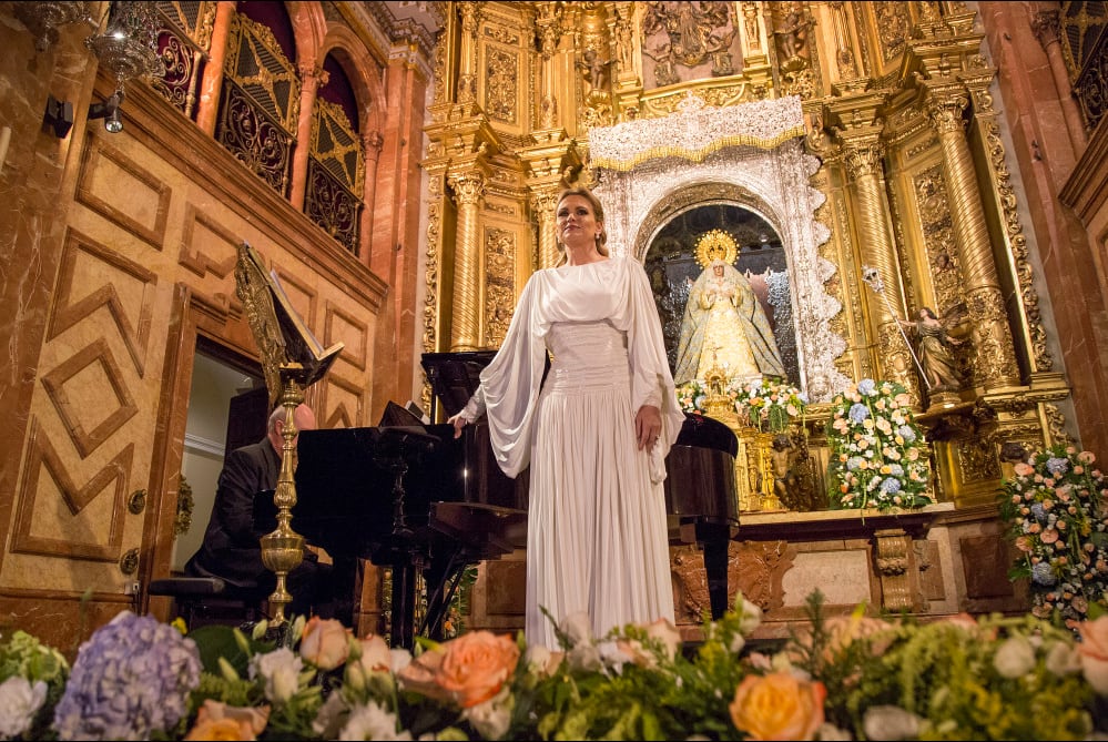 Ainhoa Arteta durante su actuación ante la Virgen de la Esperanza en el año 2019