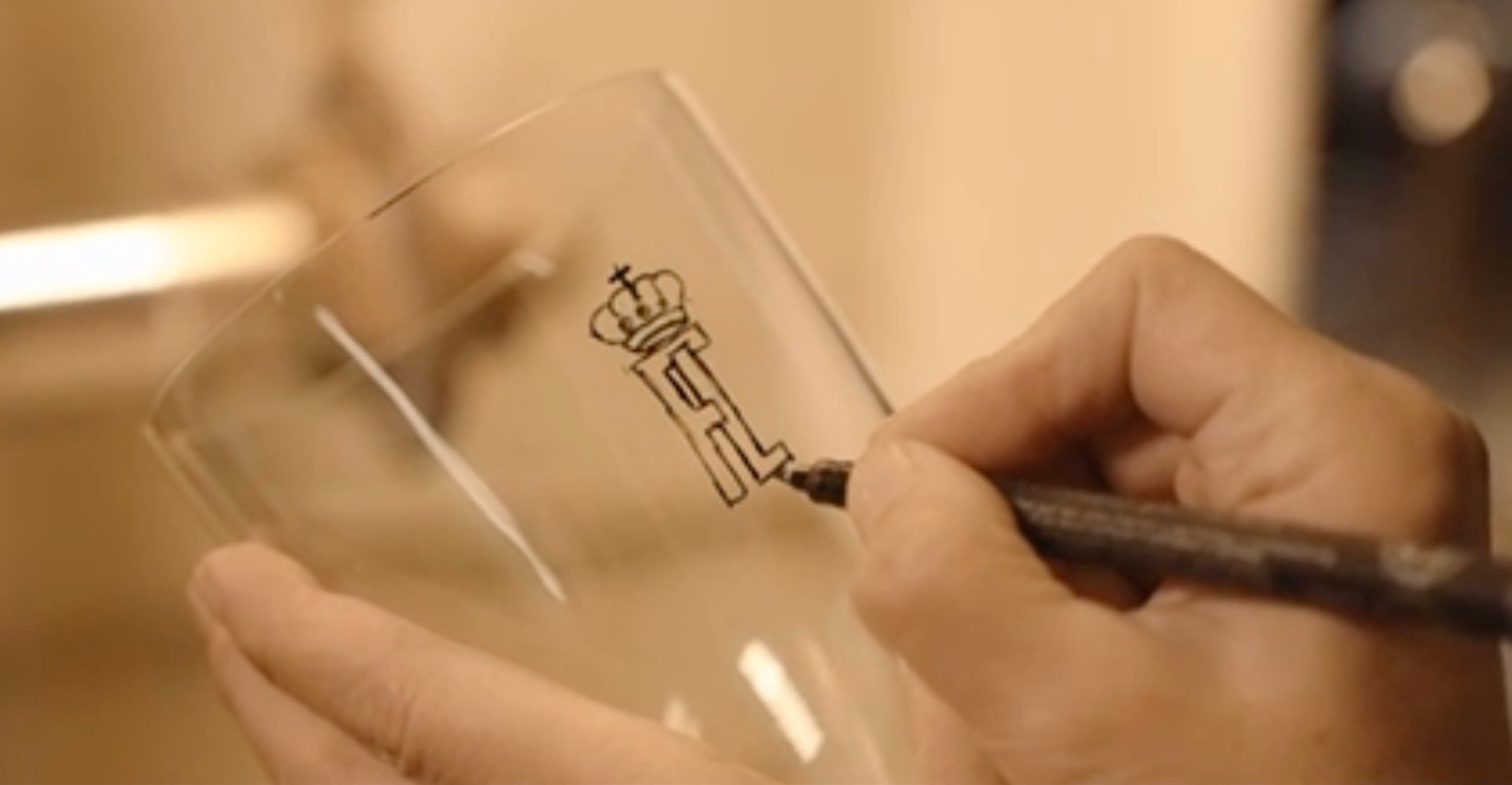 La Fábrica de Cristales de La Granja completa la primera entrega de una cristalería para los Reyes de España