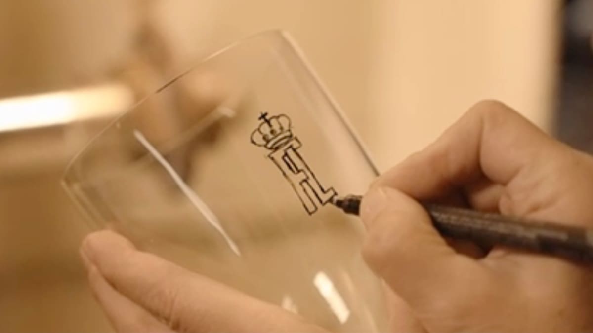 La Fábrica de Cristales de La Granja completa la primera entrega de una cristalería para los Reyes de España