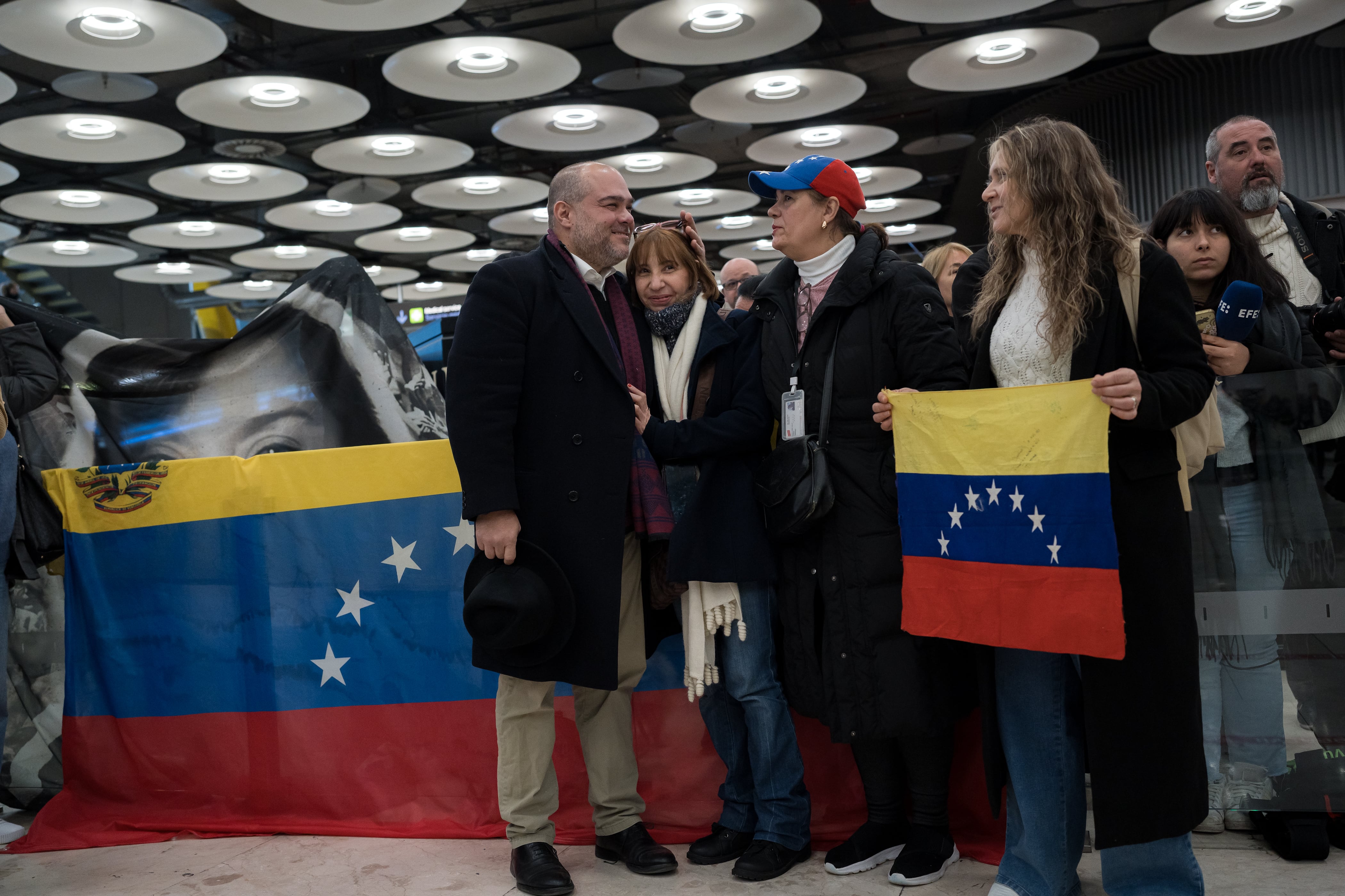 Familia y amigos de los familiares de los españoles excarcelados de Venezuela en el aeropuerto de Barajas.