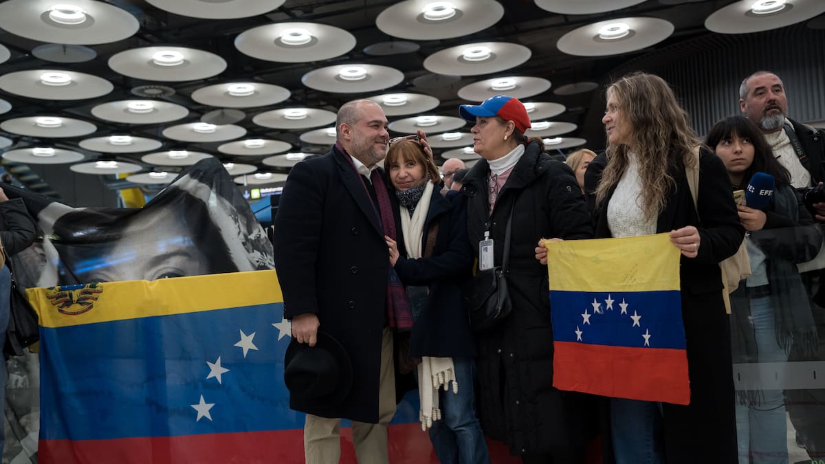 Llegan a Barajas los cinco presos españoles liberados por Venezuela y son "conducidos por las autoridades" a los destinos de cada uno