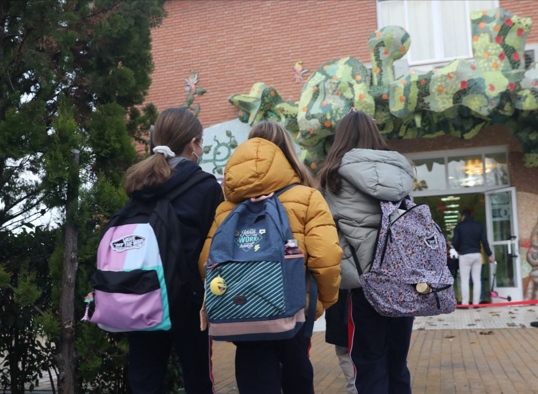 Varias niñas, a su llegada al colegio en Madrid. 