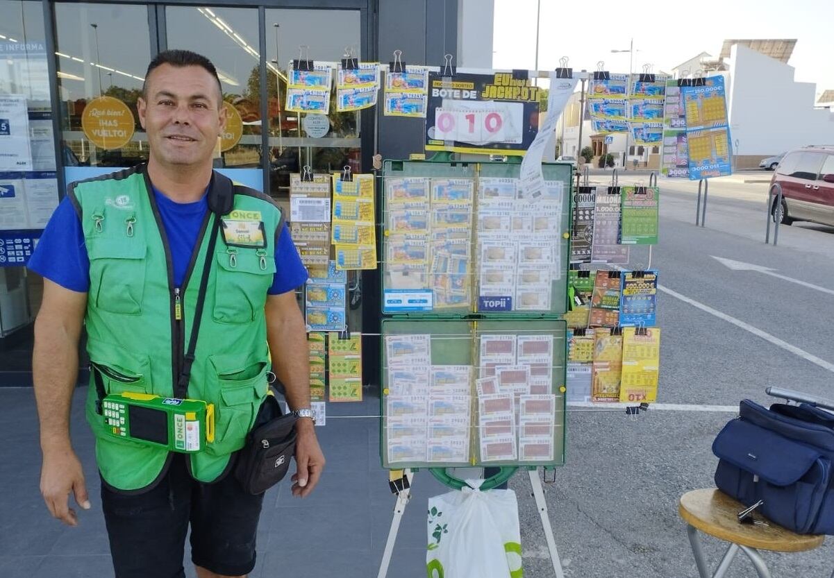 Samuel Soriano ante el supermercado en el que vende sus cupones