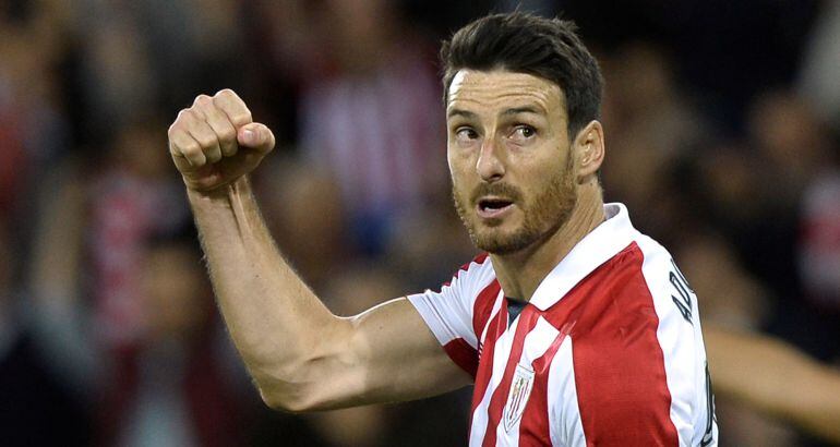 Aduriz levanta el puño tras un gol del Athletic Club