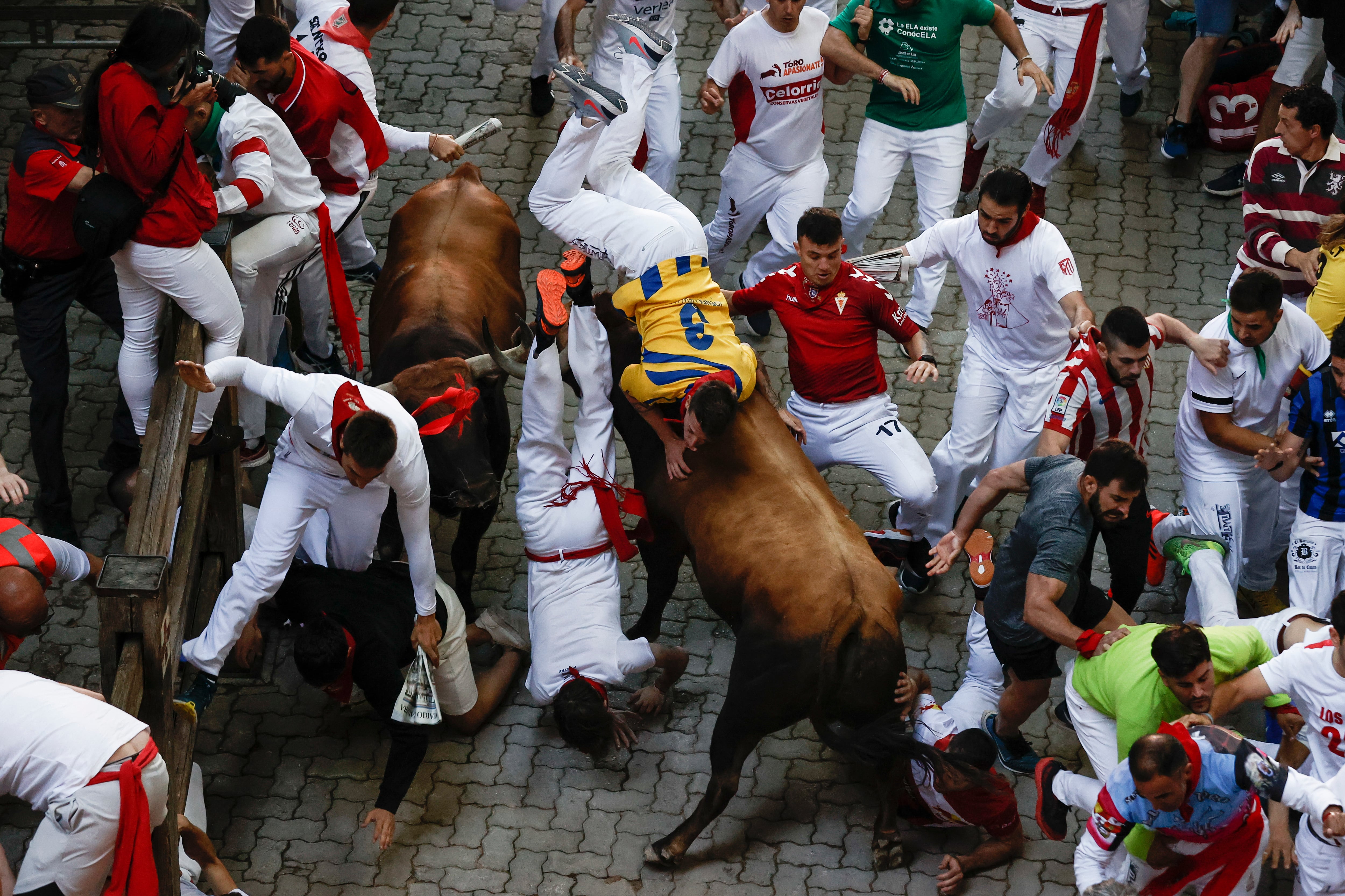 -FOTODELDÍA- PAMPLONA, 11/07/2022.- Un toro de la ganadería gaditana de Cebada Gago coge a Sergio Rivera a su llegada al callejón durante el quinto encierro de los Sanfermines que ha resultado muy peligroso y accidentado, en el que los astados han arremetido en varios momentos contra los mozos, en una carrera de 3 minutos y 12 segundos de duración. EFE/Jesús Diges