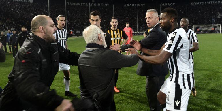 El presidente del PAOK Ivan Savvidis saltó al terreno de juego en el partido ante el AEK con un arma.