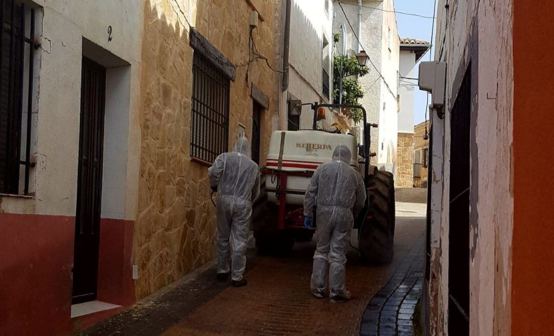 Desinfección de calles en Albalate de las Nogueras (Cuenca).