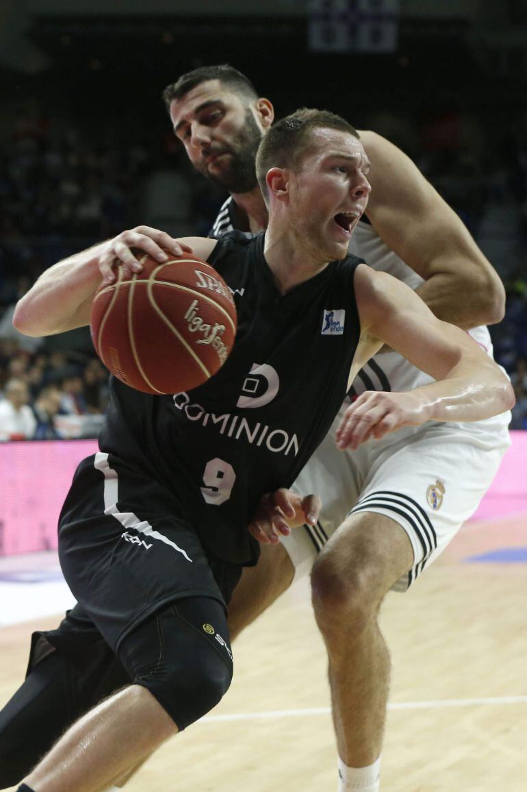 GRA101 MADRID, 26/04/2015.- El jugador del ominion Bilbao Basket Dairis Bertans (i) gana la posición a Bourousis, del Real Madrid, durante el partido de la jornada trigésima de la fase regular de la Liga Acb de baloncesto que ambos equipos disputaron hoy en el Palacio de los Deportes de la capital. EFE/Juan Carlos Hidalgo