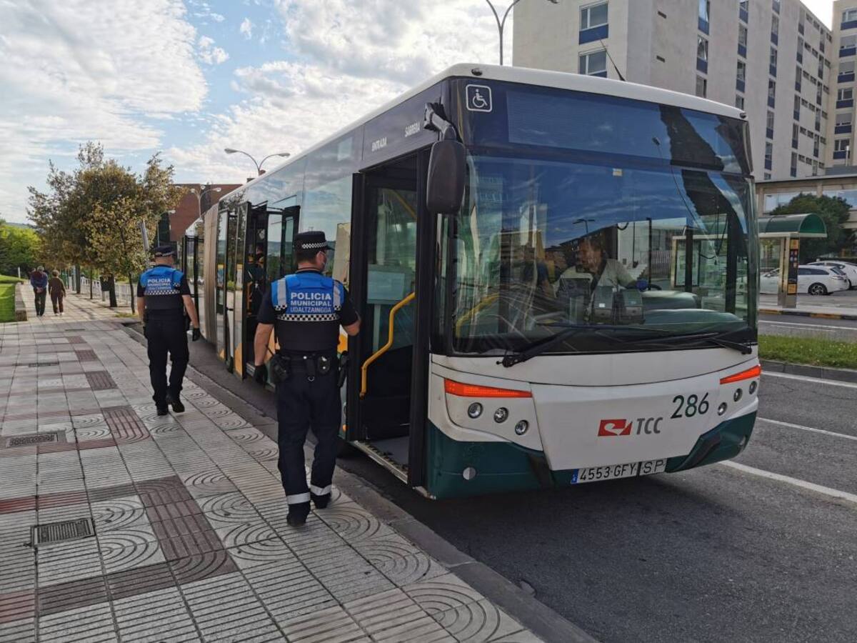 Dispara en la calle con un arma de fogueo y sin licencia en estado alarma