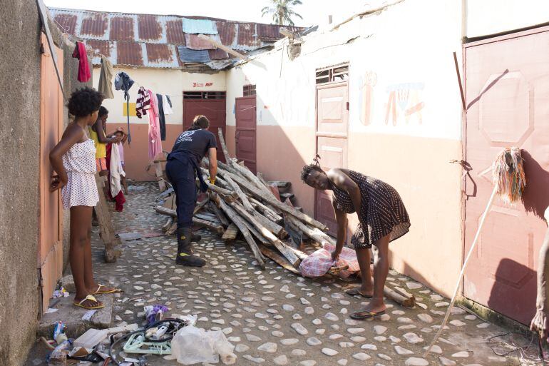 Un bombero trabaja en la reconstrucción de una de las poblaciones afectadas.