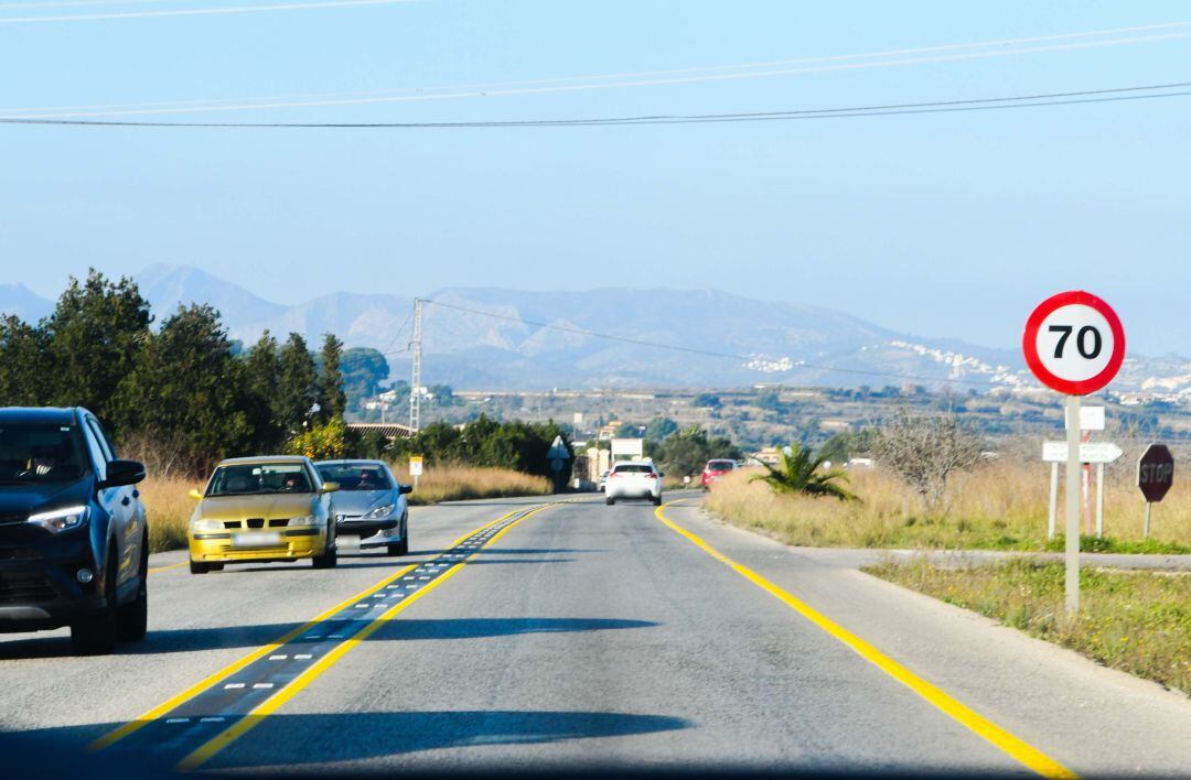 Pintado de la mediana de color amarillo.