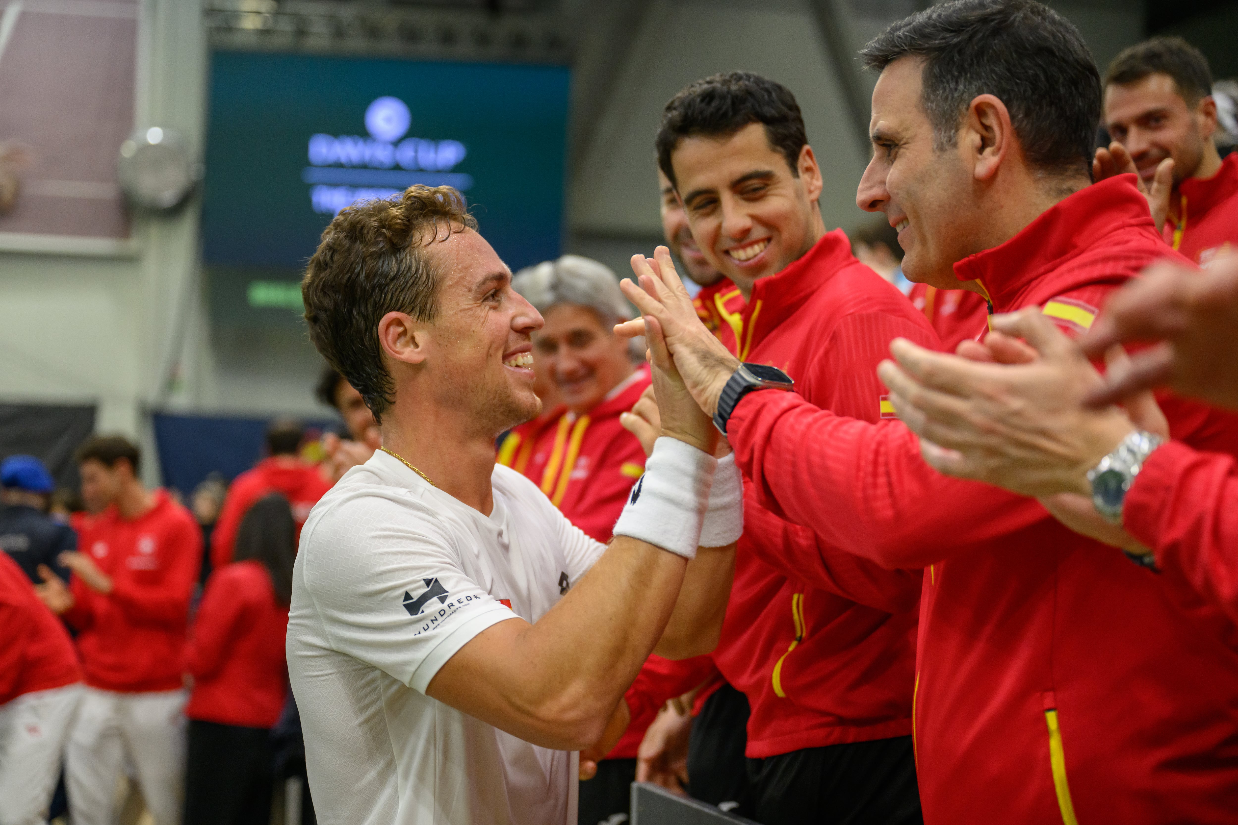 Roberto Carballés celebra su triunfo ante Jerome Kym en la Copa Davis