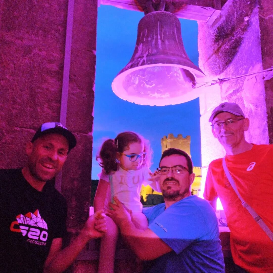 Familia y corredores con Emma, en el campanario