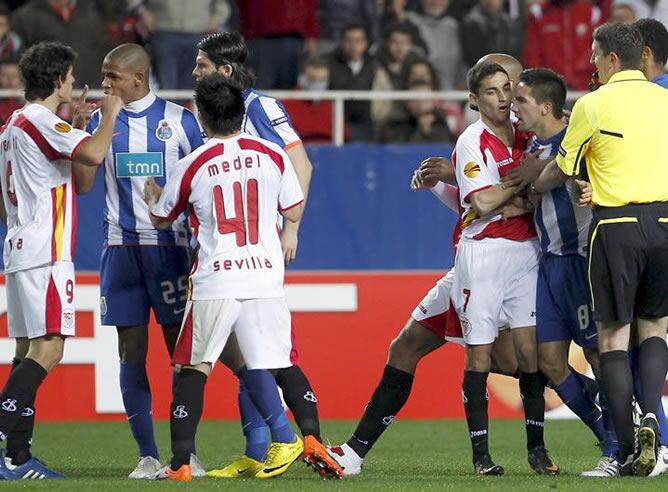 Los jugadores del Sevilla y del Oporto se enfrentan durante el partido de ida