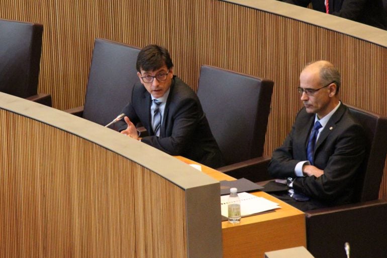 El ministre de Finances, Jordi Cinca, i el cap de Govern, Antoni Martí, aquest matí en la primera part de la sessió de control al Consell General.
