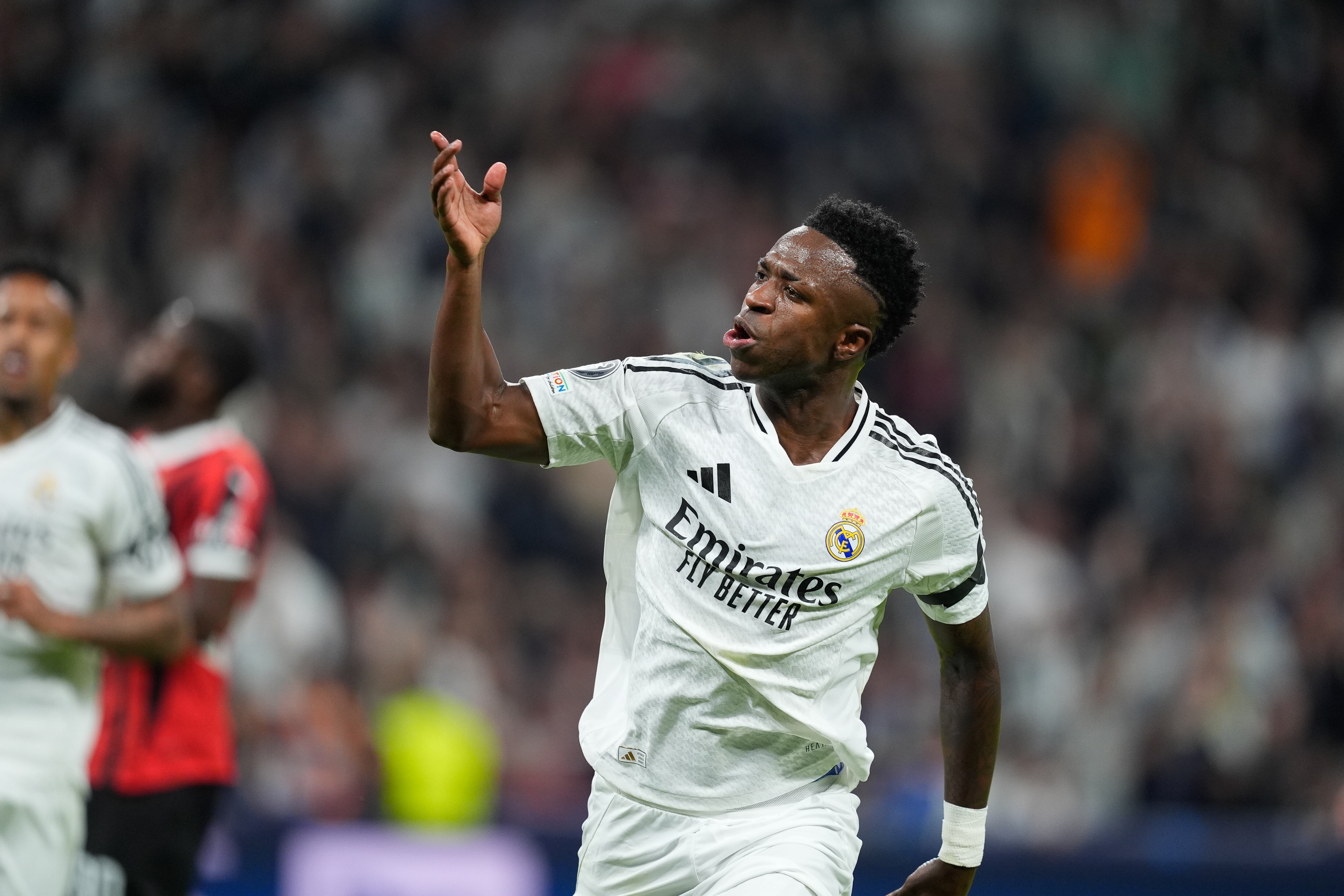 Vinicius celebra su gol de penalti ante el Milan