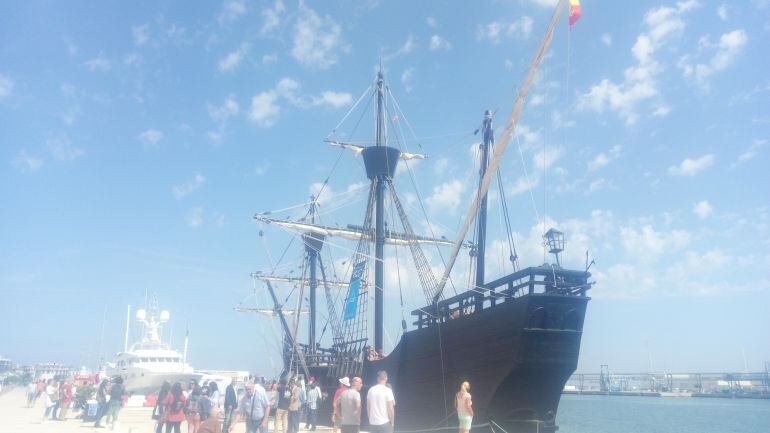 La Nao Victoria, atracada en el puerto de Dénia.