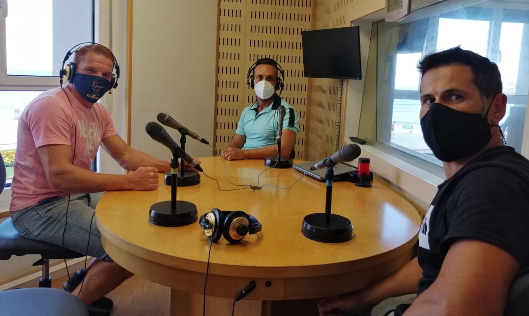 José Fandiño en los estudios de SER Gijón junto a sus preparadores Cristian Ansótegui y Juan Del Valle