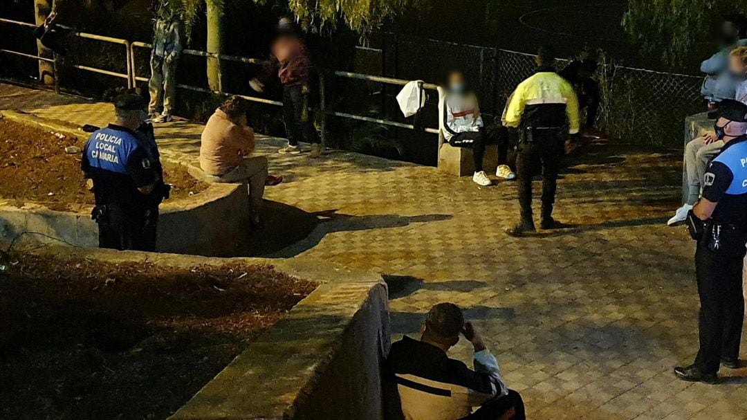 Agentes de la Policía Local de Santa Cruz de Tenerife intervienen ante la celebración de un botellón