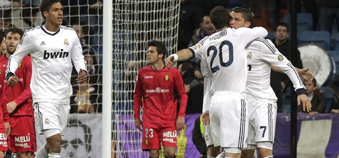 El delantero portugués celebra con sus compañeros la consecución del segundo gol de su equipo ante el Mallorca en el partido de la Liga BBVA que se ha disputado en el estadio Santiago Bernabéu.