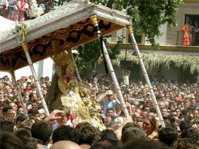 La Virgen del Rocío en su romería del lunes de Pentecostés.