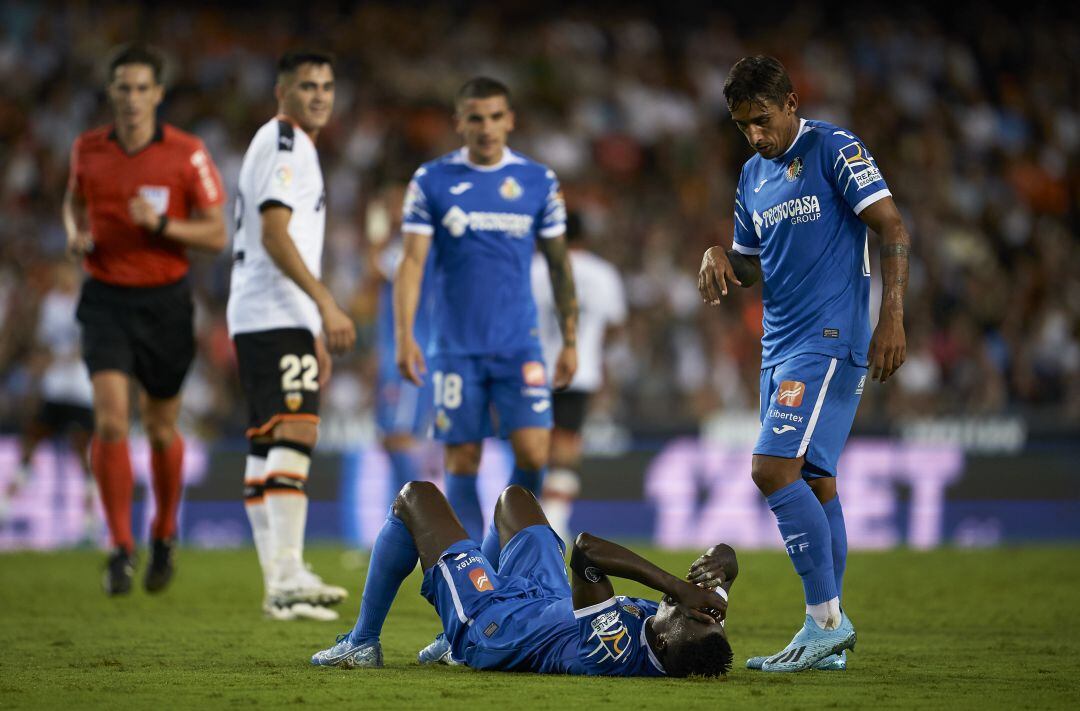 Djené (en el suelo) y Damián, durante el partido de Mestalla de esta temporada con el Getafe