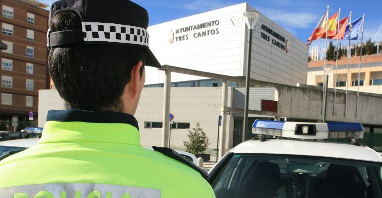 Agente y vehículo de la Policía Local frente al ayuntamiento de Tres Cantos