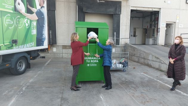 La consejera de Medio Ambiente madrileña, Paloma Martín, junto a los responsables de Humana en su planta de Leganés