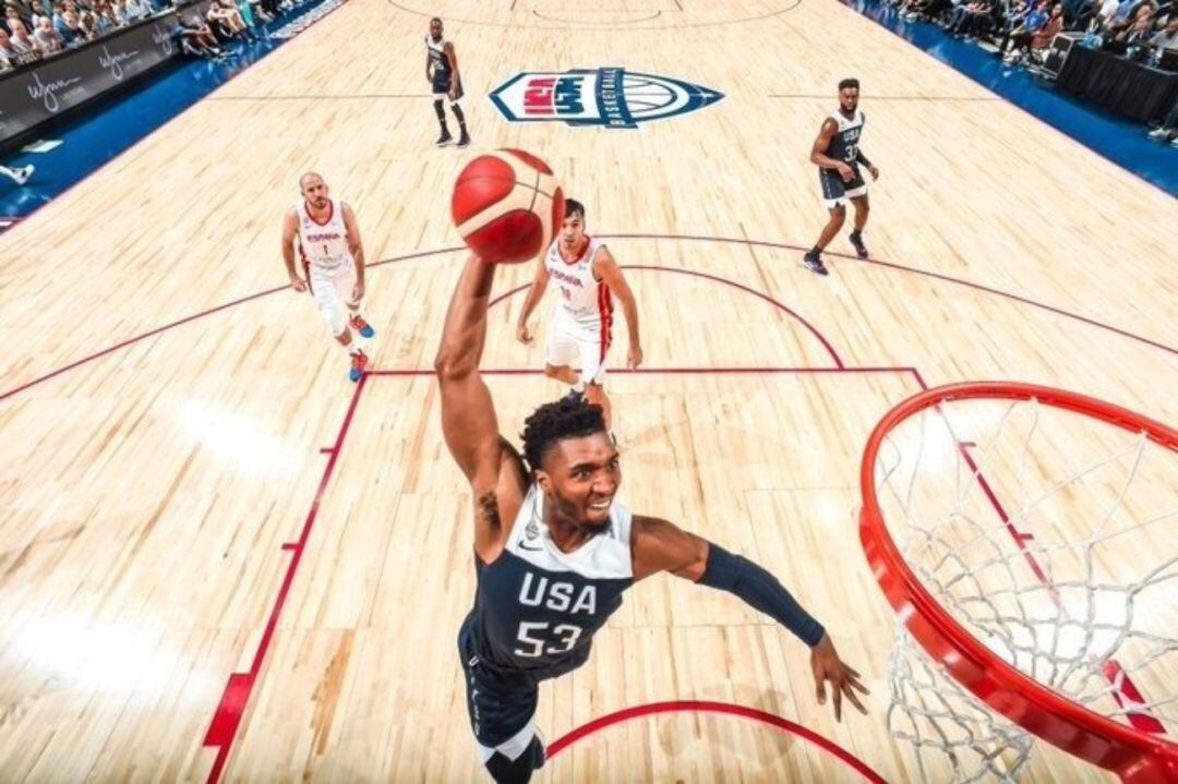 Donovan Mitchell machaca el aro en el Estados Unidos-España de preparación para el Mundial de China.