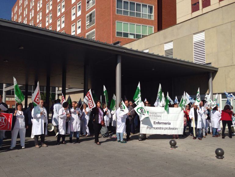 Más de un centenar de profesionales sanitarios se han concentrado junto al Hospital Río Carrión reclamando sus derechos.